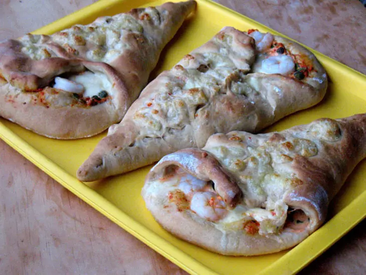 Кулёчки-пиццы с креветками,каперсами и оливками, а также с начинкой "гаваи": шаг 1