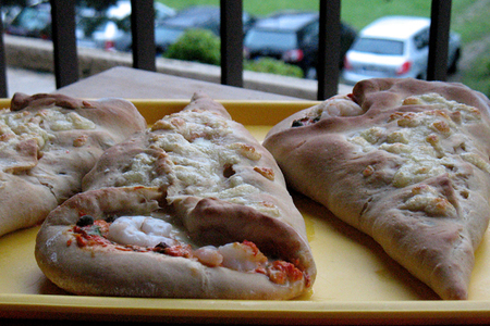 Кулёчки-пиццы с креветками,каперсами и оливками, а также с начинкой "гаваи": шаг 3