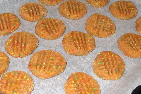 Рассыпчатое печенье из арахисовой пасты с кондитерской посыпкой: шаг 5