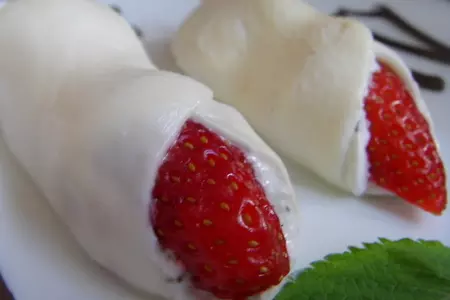 Рулетики из моцареллы  с клубникой: шаг 6
