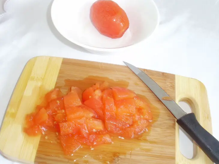Куриные грудки на томатной сальсе, под брынзой: шаг 1
