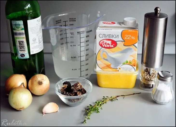 Рулеты из куриных грудок со шпинатной начинкой и соусом из сморчков.: шаг 1