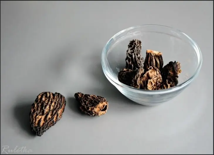 Рулеты из куриных грудок со шпинатной начинкой и соусом из сморчков.: шаг 2
