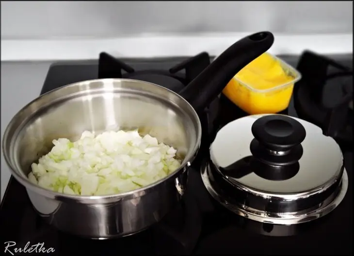 Рулеты из куриных грудок со шпинатной начинкой и соусом из сморчков.: шаг 3