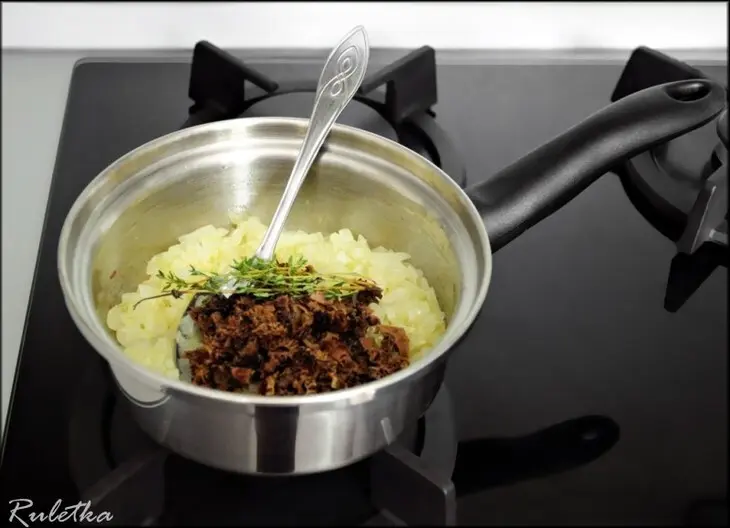 Рулеты из куриных грудок со шпинатной начинкой и соусом из сморчков.: шаг 4