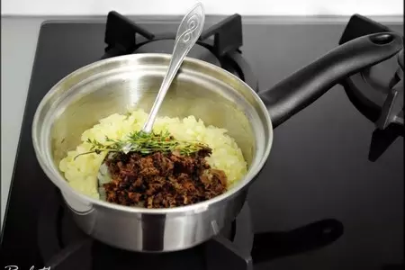 Рулеты из куриных грудок со шпинатной начинкой и соусом из сморчков.: шаг 4