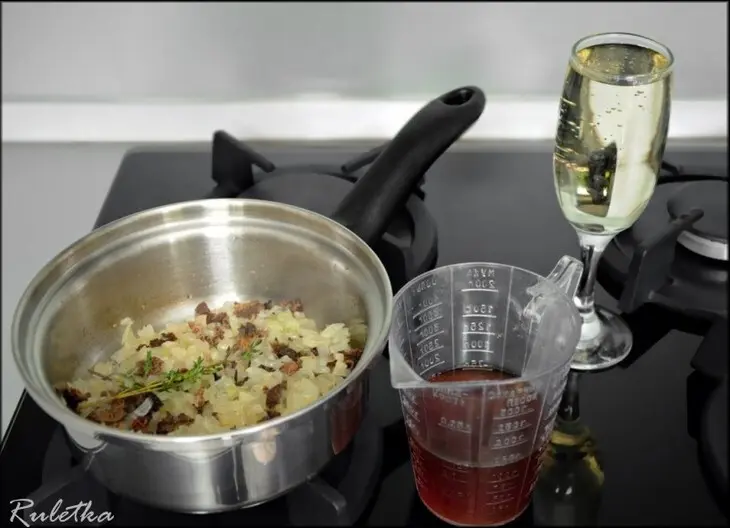 Рулеты из куриных грудок со шпинатной начинкой и соусом из сморчков.: шаг 5