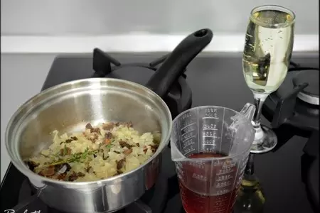 Рулеты из куриных грудок со шпинатной начинкой и соусом из сморчков.: шаг 5