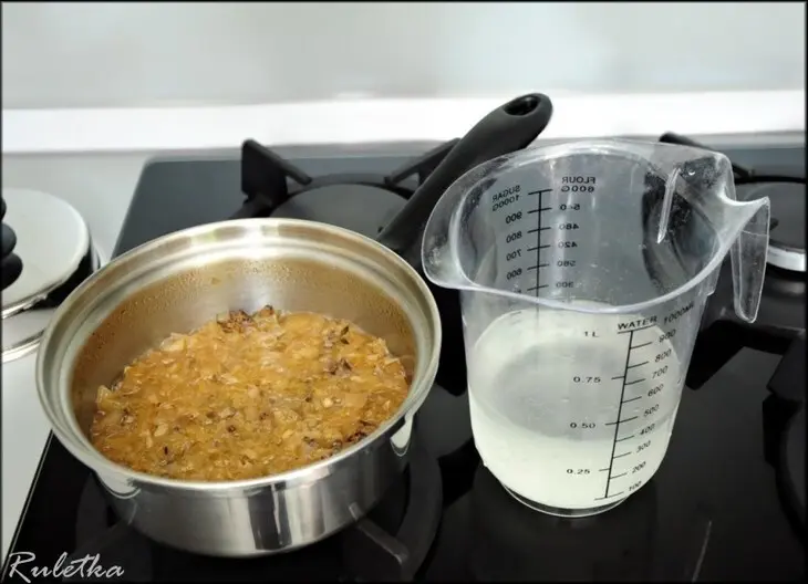 Рулеты из куриных грудок со шпинатной начинкой и соусом из сморчков.: шаг 6