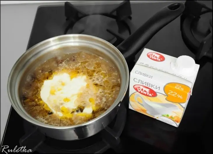 Рулеты из куриных грудок со шпинатной начинкой и соусом из сморчков.: шаг 7