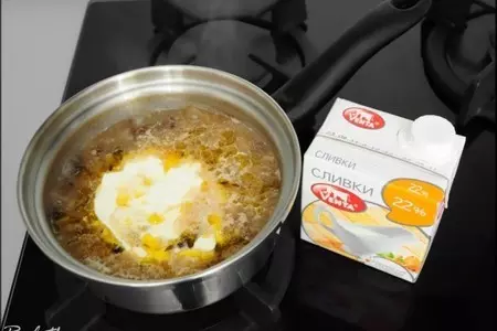 Рулеты из куриных грудок со шпинатной начинкой и соусом из сморчков.: шаг 7