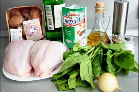 Рулеты из куриных грудок со шпинатной начинкой и соусом из сморчков.: шаг 9