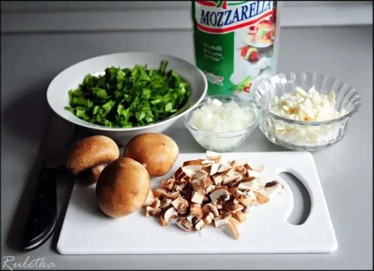 Рулеты из куриных грудок со шпинатной начинкой и соусом из сморчков.: шаг 10