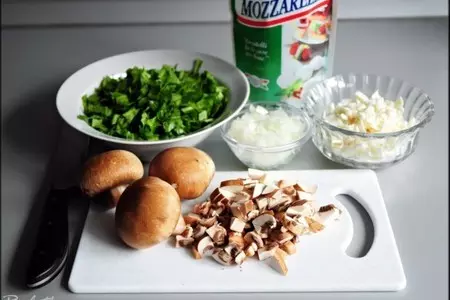 Рулеты из куриных грудок со шпинатной начинкой и соусом из сморчков.: шаг 10
