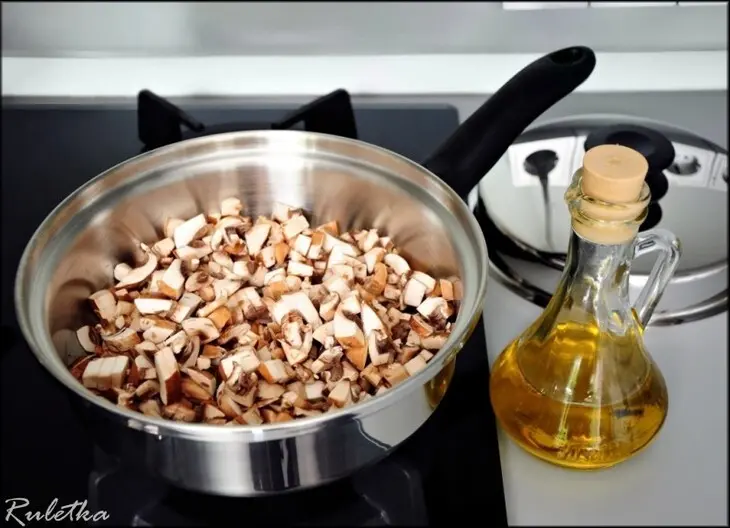 Рулеты из куриных грудок со шпинатной начинкой и соусом из сморчков.: шаг 11