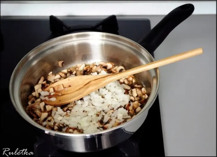Рулеты из куриных грудок со шпинатной начинкой и соусом из сморчков.: шаг 12