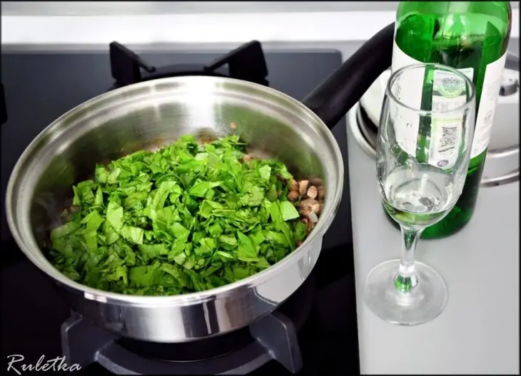 Рулеты из куриных грудок со шпинатной начинкой и соусом из сморчков.: шаг 13