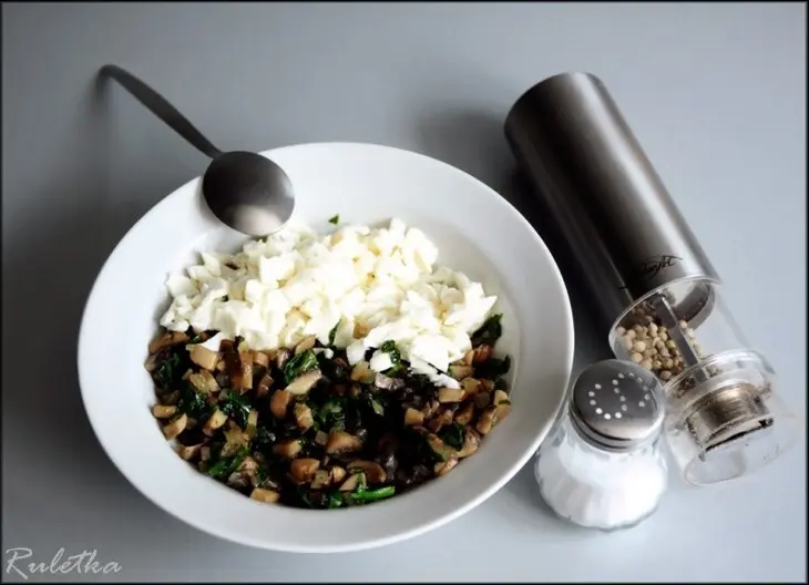 Рулеты из куриных грудок со шпинатной начинкой и соусом из сморчков.: шаг 14