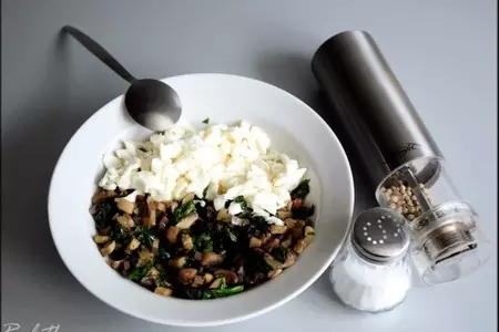 Рулеты из куриных грудок со шпинатной начинкой и соусом из сморчков.: шаг 14