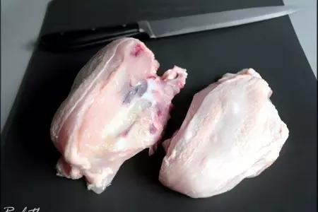 Рулеты из куриных грудок со шпинатной начинкой и соусом из сморчков.: шаг 15