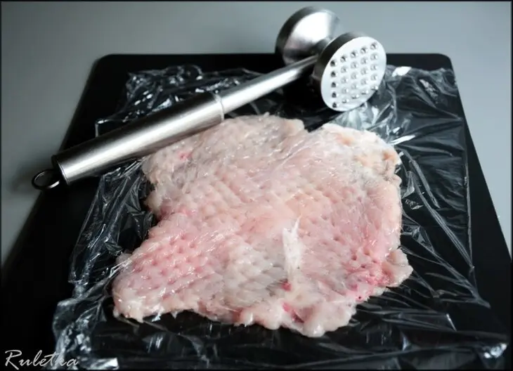 Рулеты из куриных грудок со шпинатной начинкой и соусом из сморчков.: шаг 16