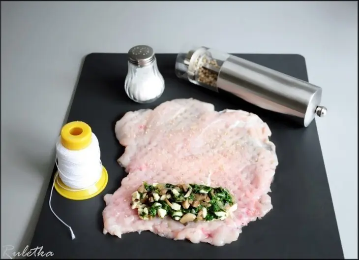 Рулеты из куриных грудок со шпинатной начинкой и соусом из сморчков.: шаг 17