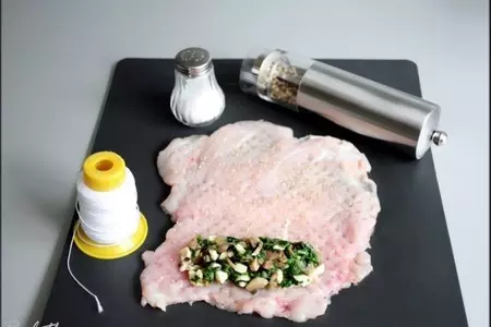 Рулеты из куриных грудок со шпинатной начинкой и соусом из сморчков.: шаг 17
