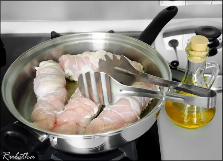 Рулеты из куриных грудок со шпинатной начинкой и соусом из сморчков.: шаг 18
