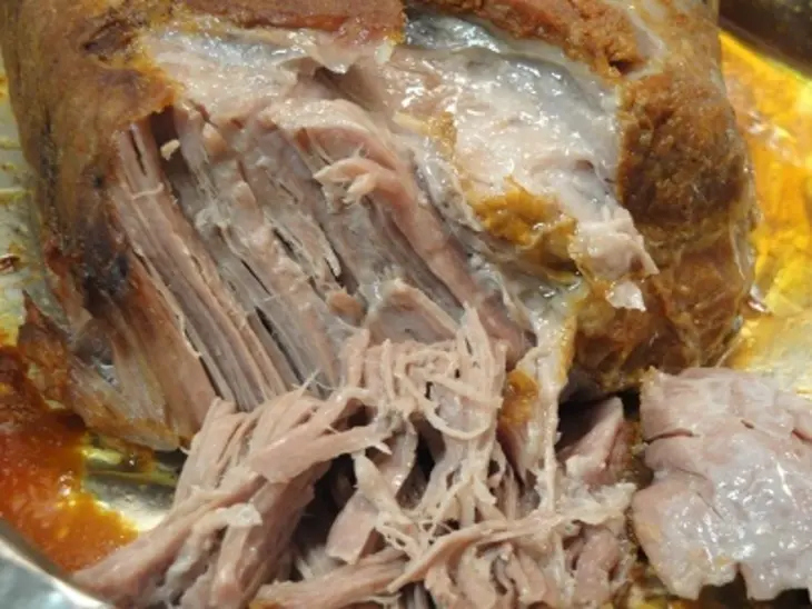 Гавайская пицца с мясом кабана, ананасом и грибами: шаг 1