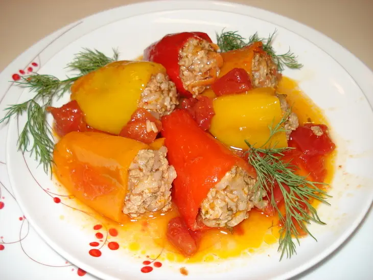 Разноцветные  мясные фаршированные мини-перчики: шаг 1