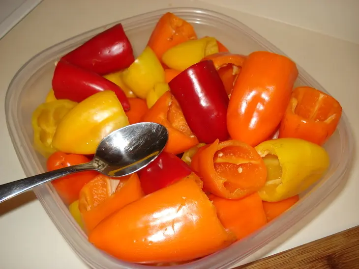 Разноцветные  мясные фаршированные мини-перчики: шаг 2