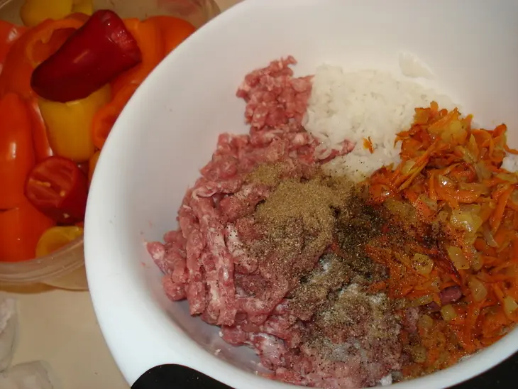 Разноцветные  мясные фаршированные мини-перчики: шаг 3