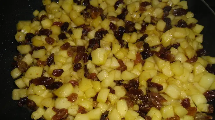 Блинчики с яблоками и изюмом!: шаг 3