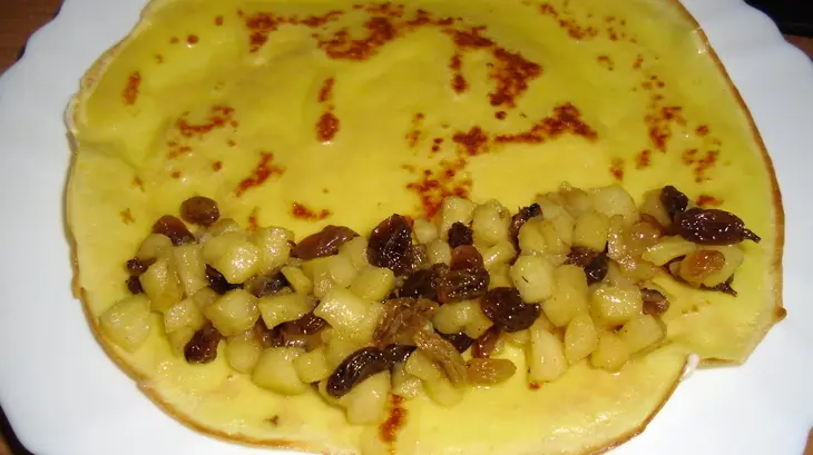 Блинчики с яблоками и изюмом!: шаг 4
