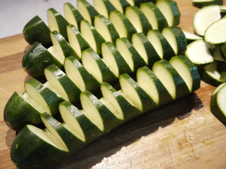 Запеченные цукини с моцарелой и помидорами: шаг 3