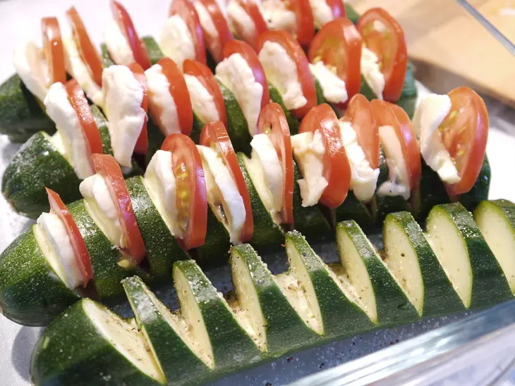 Запеченные цукини с моцарелой и помидорами: шаг 4