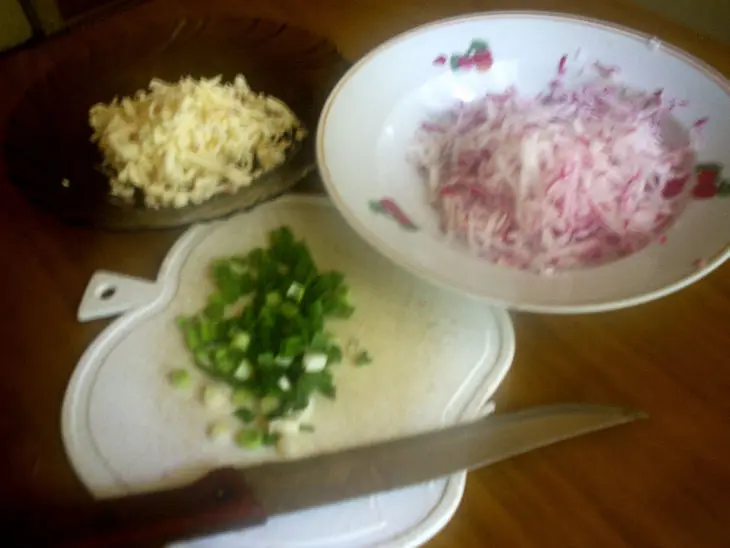 Салат с сыром, редиской и зелёным луком "настроение": шаг 1