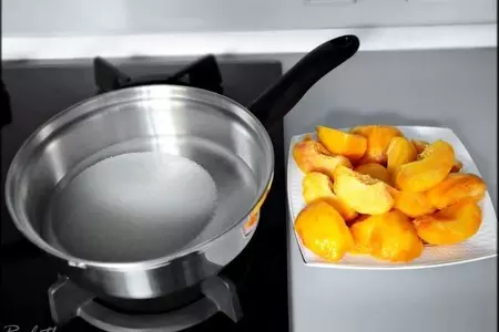 Грушево-яблочный баваруа с абрикосовым кули, маринованными персиками и ванильными меренгами.: шаг 14