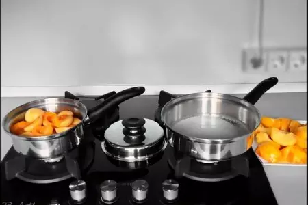 Грушево-яблочный баваруа с абрикосовым кули, маринованными персиками и ванильными меренгами.: шаг 15
