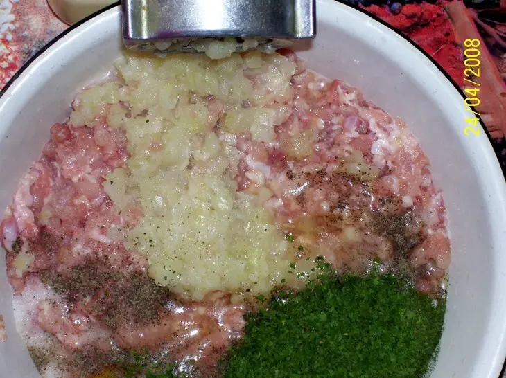 Мясной рулет с яйцом в слоеном тесте: шаг 1