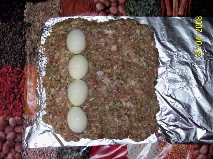 Мясной рулет с яйцом в слоеном тесте: шаг 2