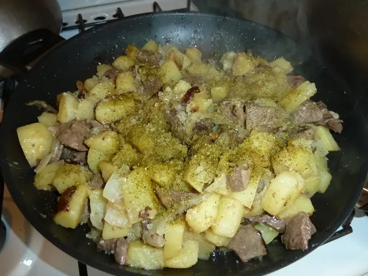 Картошка жаренная с печенью и сердцем "джиз-быз русская версия": шаг 7