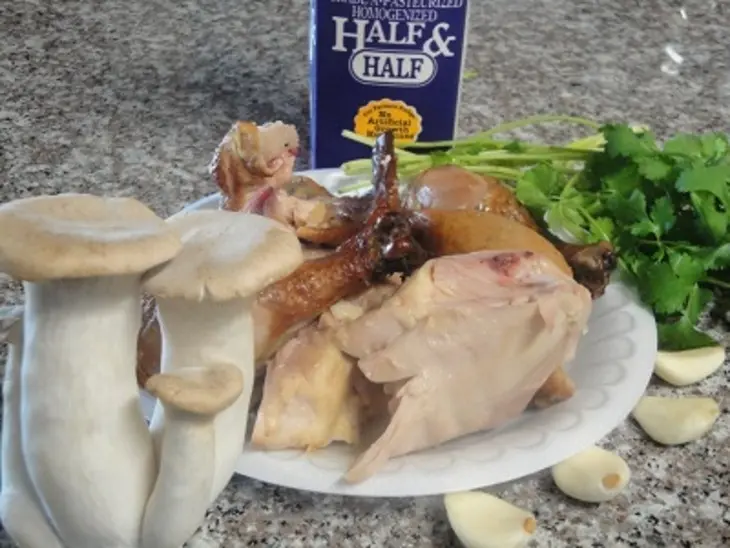 Кремовый суп с копчёной курицей и грибами: шаг 1