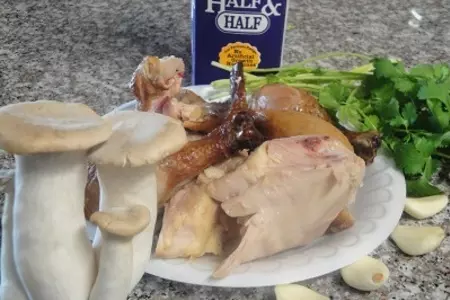 Кремовый суп с копчёной курицей и грибами: шаг 1