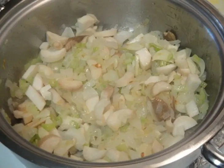Кремовый суп с копчёной курицей и грибами: шаг 3