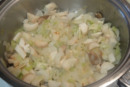 Кремовый суп с копчёной курицей и грибами: шаг 3