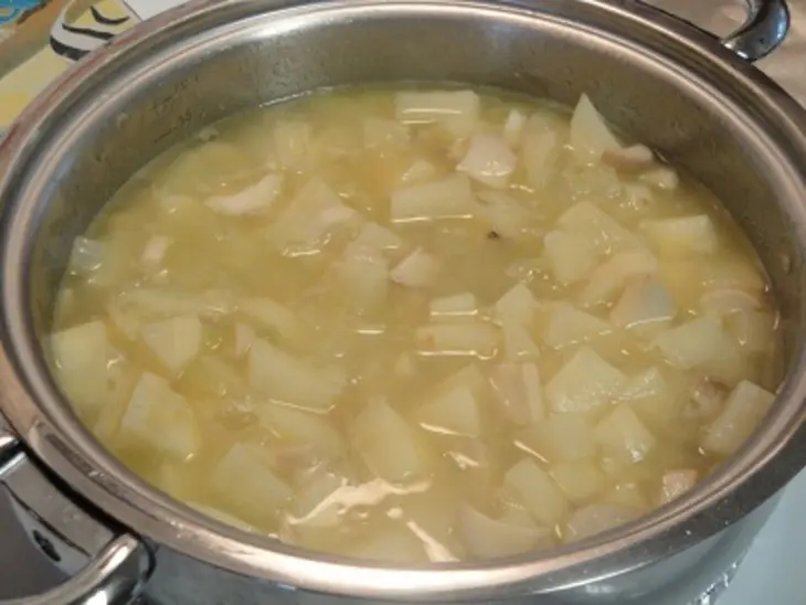 Кремовый суп с копчёной курицей и грибами: шаг 4
