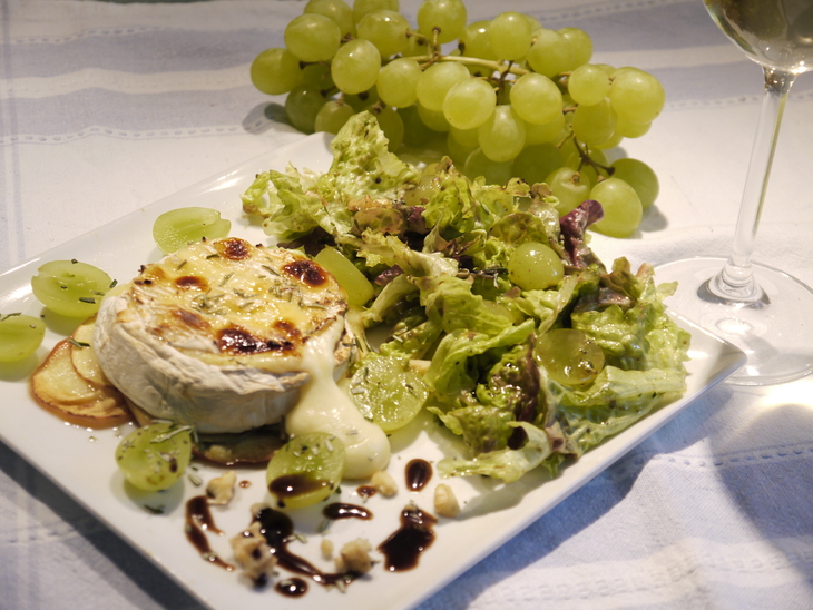 Запеченный с медом и розмарином камамбер и виноградный салат: шаг 6