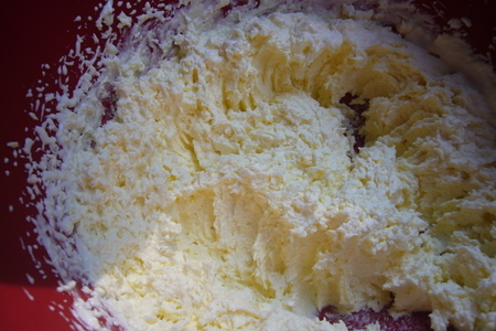 Летний торт со сливочно - клубничным кремом с пастилой и клубникой в винном маринаде.: шаг 2