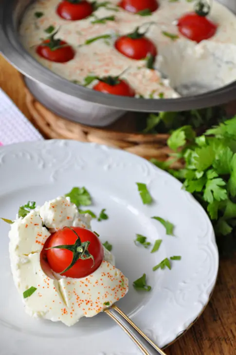 Нежная творожно-сырная запеканка с помидорами-черри, приготовленная на пару.: шаг 11